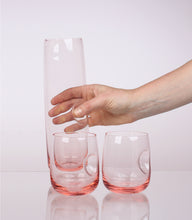 Lade das Bild in den Galerie-Viewer, Pink Carafe &quot;On Finger&quot; with 2 Glasses
